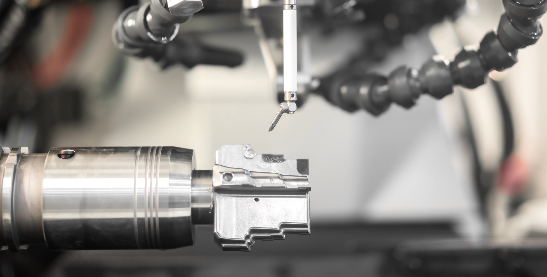 пожилая моторизованная инвалидная коляска